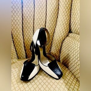 Kenneth Cole (Ivory & Brown) Vintage British Step Ankle Pump